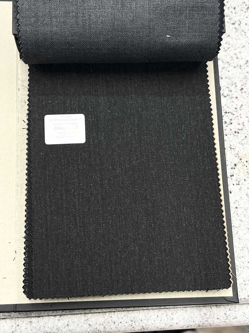 09424 TRADITIONAL FABRIC Anzug Aus Mehreren Materialien, Dunkelgrau[Textil] Kunishima Co., Ltd.