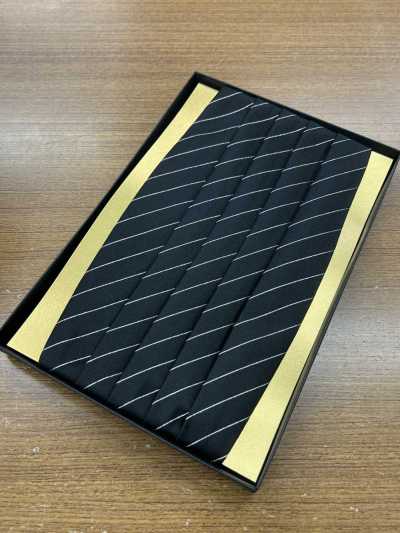CM-720 Kummerbund aus Seidenmaterial, schwarzes Lamé im Regimental-Stil