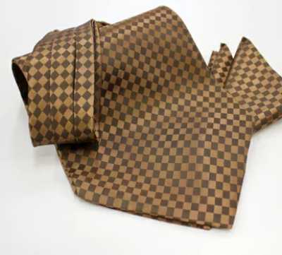 MS-5008 Set aus handgebundener Ascot-Krawatte und Einstecktuch, braunes Karomuster