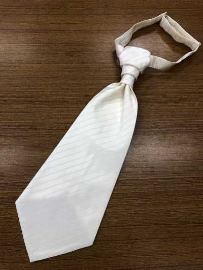 YT-110W Hergestellt in Japan Seide Wolle Ascot-Krawatte (Euro-Tie) Streifenmuster Off-White