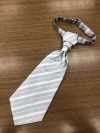 YT-986G In Japan Hergestellte Ascot-Krawatte (Europäische Krawatte) Aus Seidensatin, Gestreift, Grau