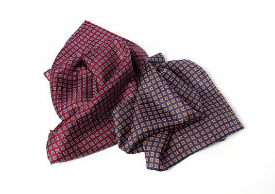 PNC-2 Halstuch, bedruckte italienische Seide, Komon-Muster, Blau/Weinrot
