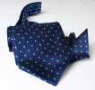 AS-602 Hergestellt in Japan, Seiden-Ascot-Krawatte, blaues Punktmuster