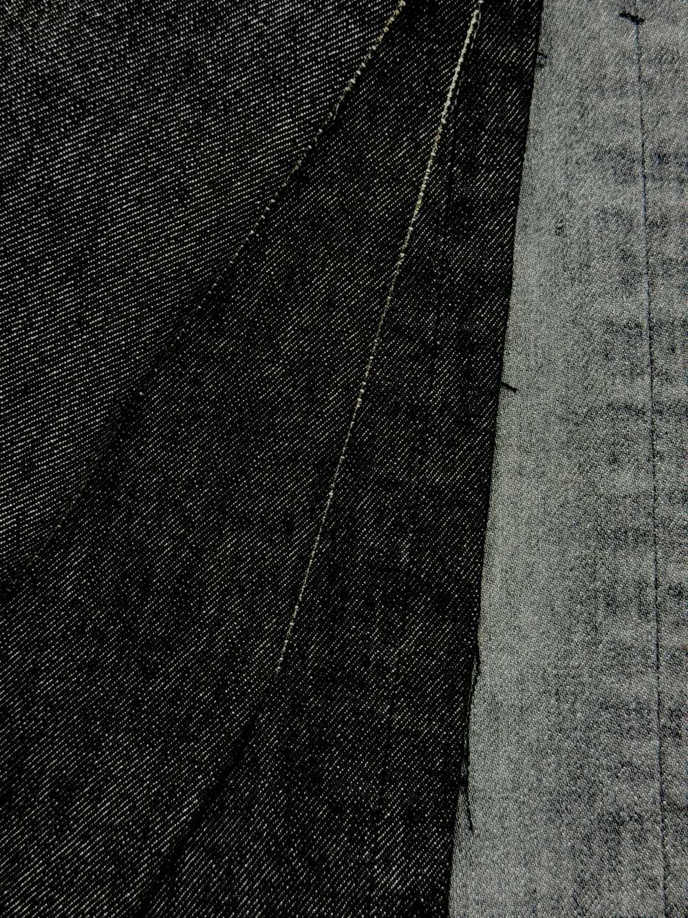 Dieser „Monster-Stretch-Denim“ vereint den klassischen Denim-Look mit unglaublicher Dehnbarkeit.