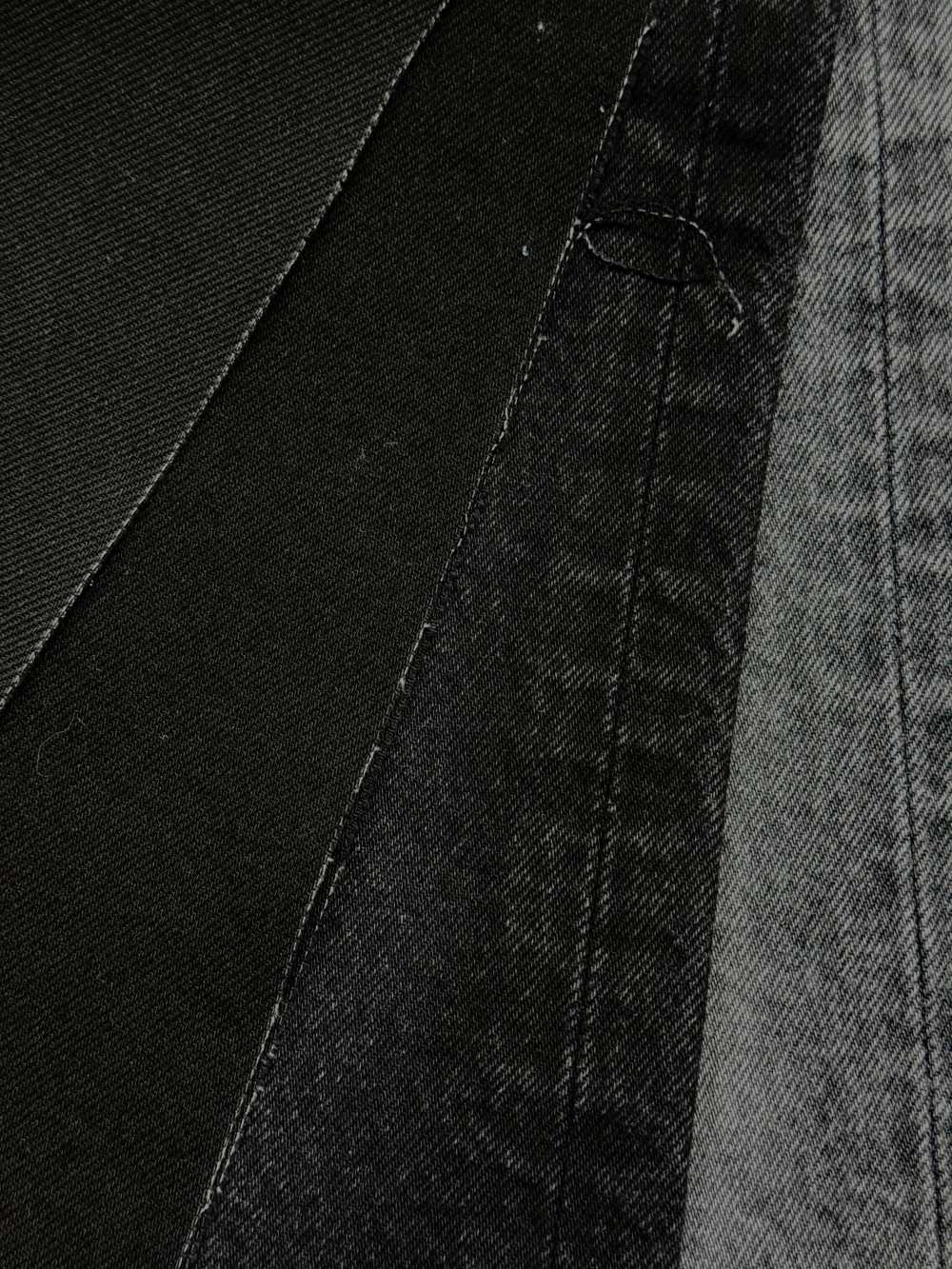 Dies ist ein seit langem erfolgreiches Produkt von Kaihara, das sich durch seine schöne Köperbindung auszeichnet, die an Vintage-Artikel erinnert.